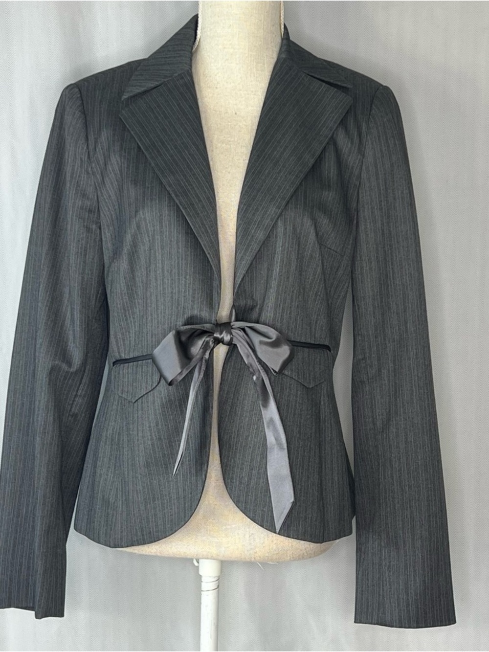 Laundry By Shelli Segal Blazer Gray Pin Stripe Ribbon Closure & Trim EUC 12👍